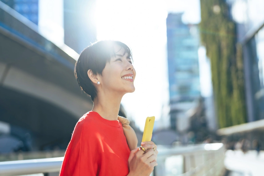街角でスマホを使う女性