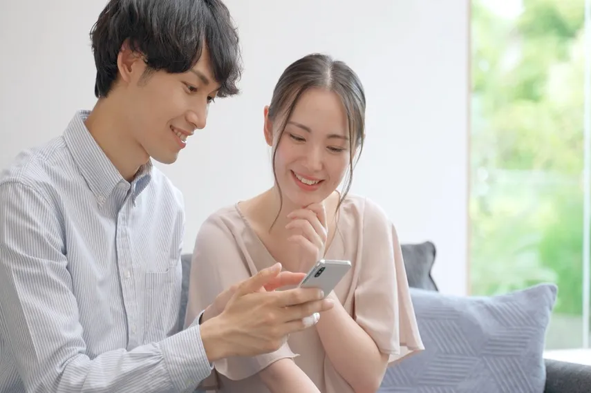 スマートフォンを一緒に使うカップル