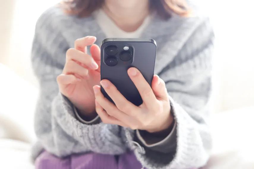スマートフォンを使う手元