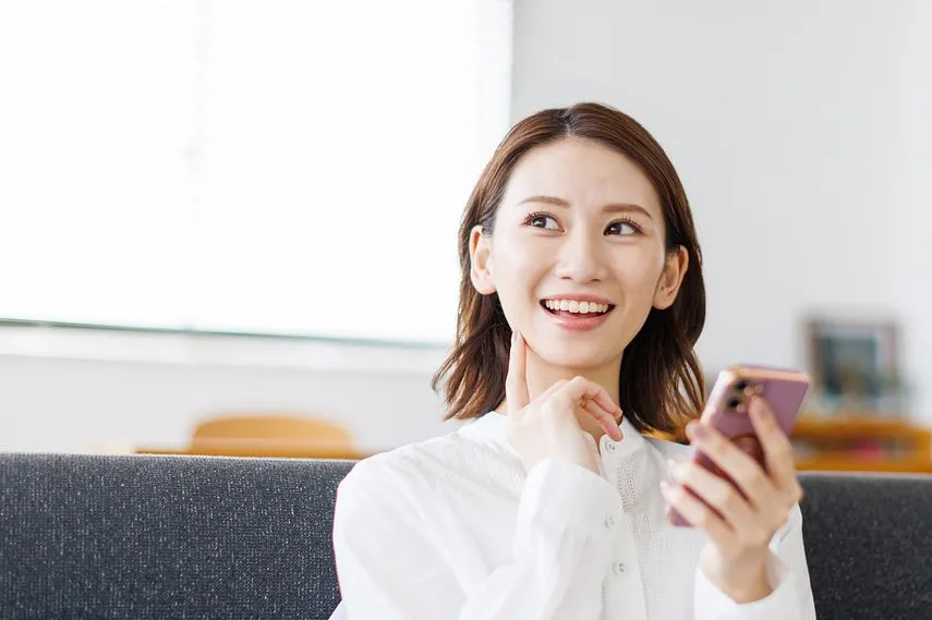 スマホを見る女性