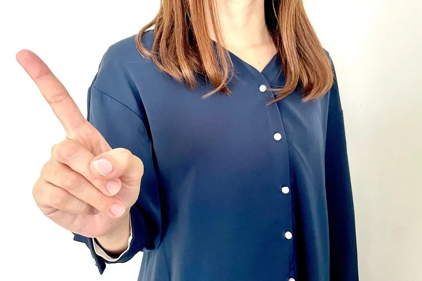 指をさして紹介する女性