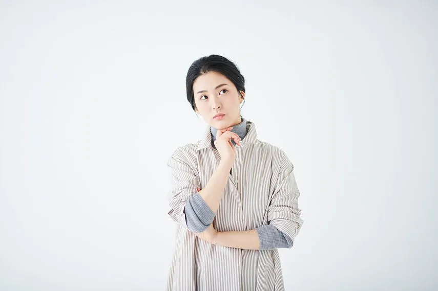 白バック　女性　悩む