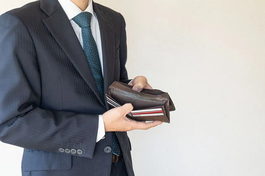お金がないスーツ姿の男性