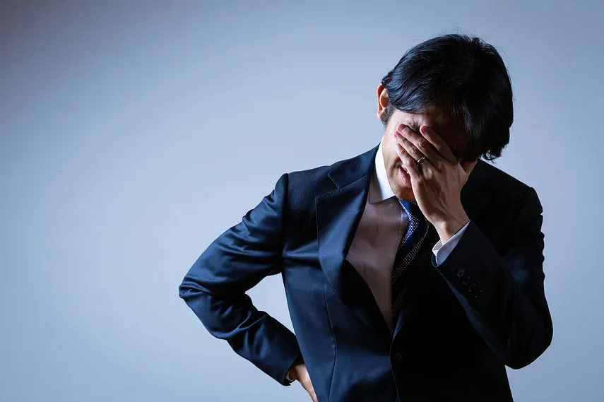 悩む既婚男性
