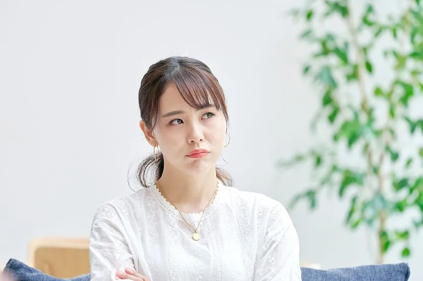考える女性