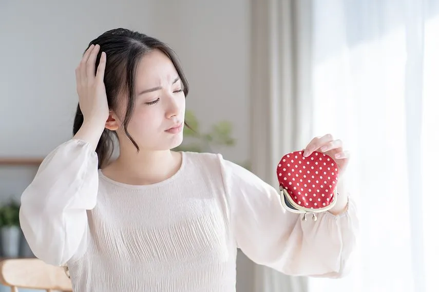 金欠イメージ　若いアジア人女性