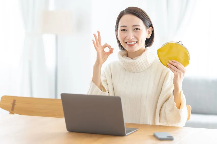 財布を持つ女性