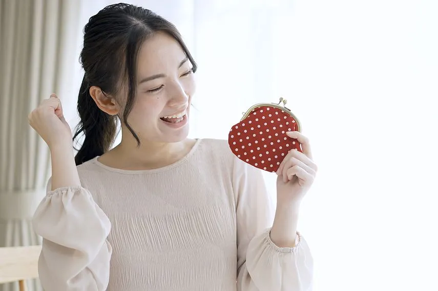 財布を持っている若い女性