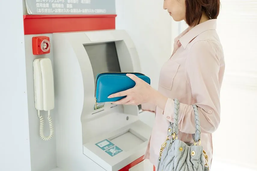 ATMを使う女性