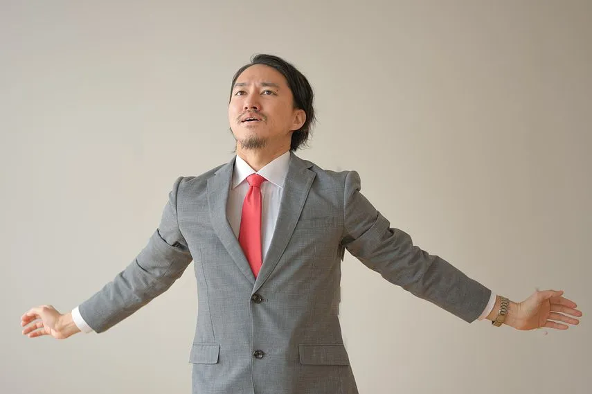 両手を広げるビジネスマン