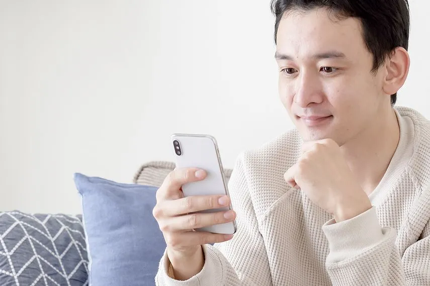 男性 スマートフォン