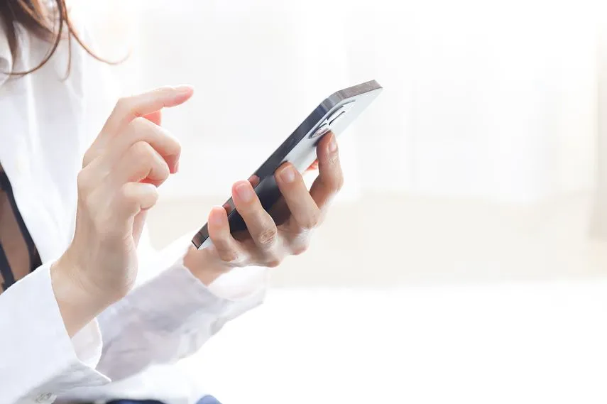 スマホを操作する女性 