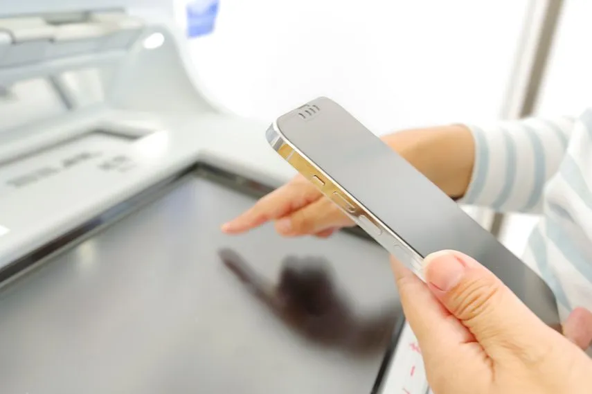 スマホとATMの画像