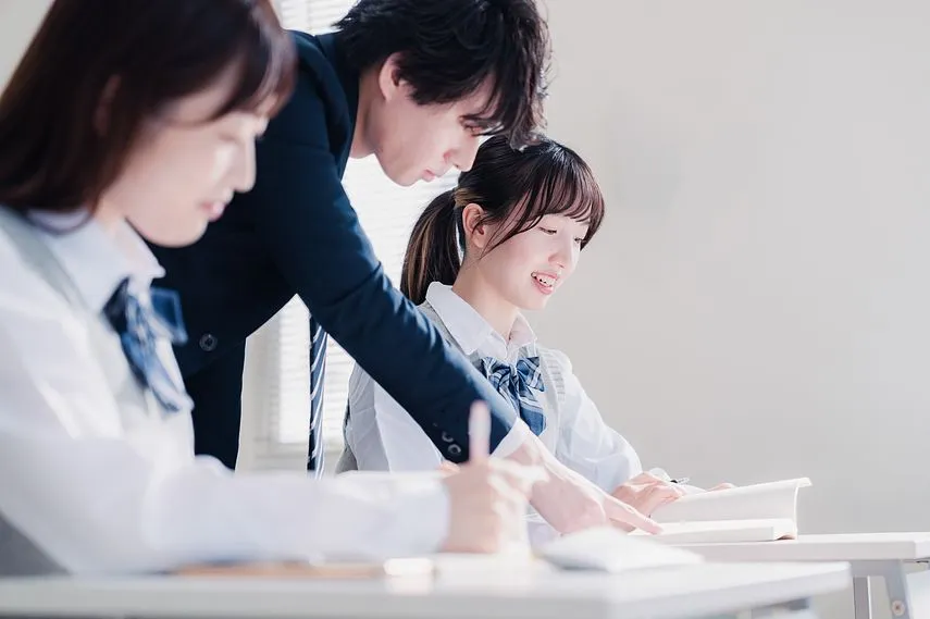 教室で授業を受ける学生