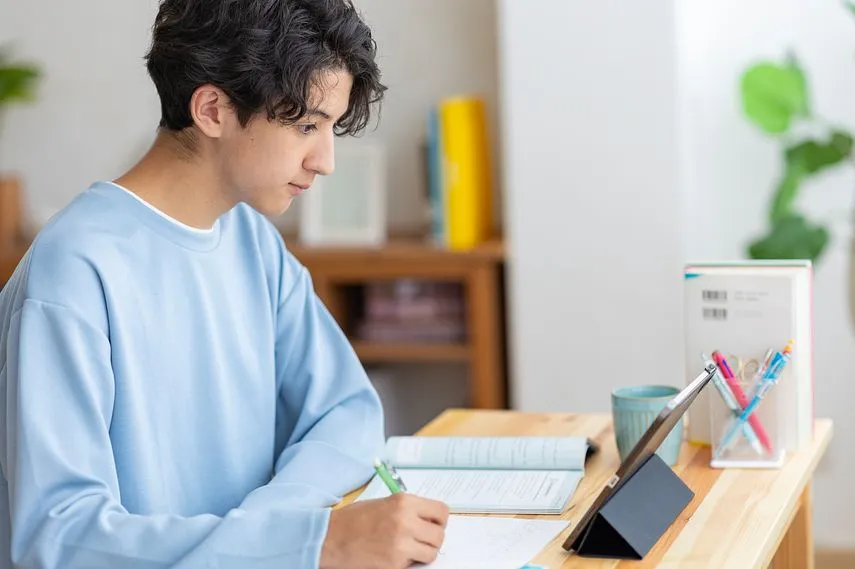 自宅で勉強する学生