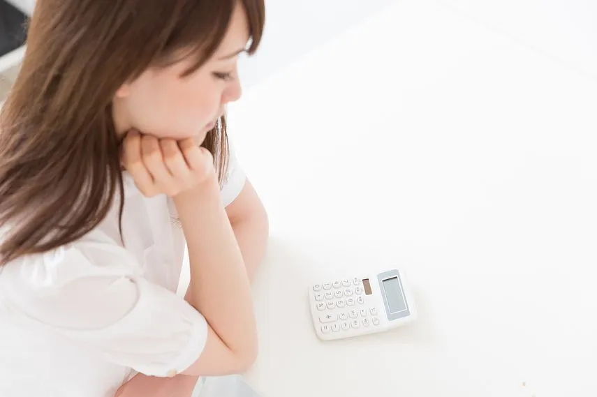 電卓を見る女性