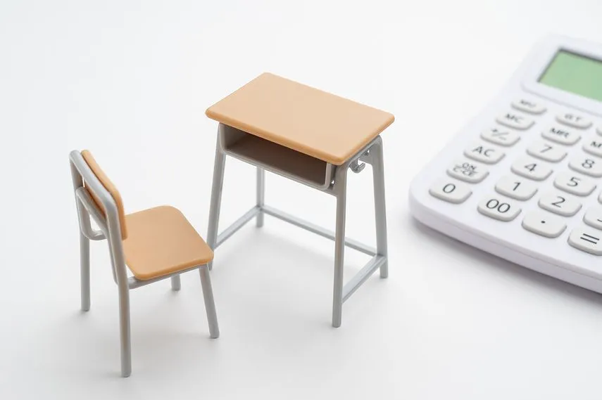 学校机と電卓　学費イメージ