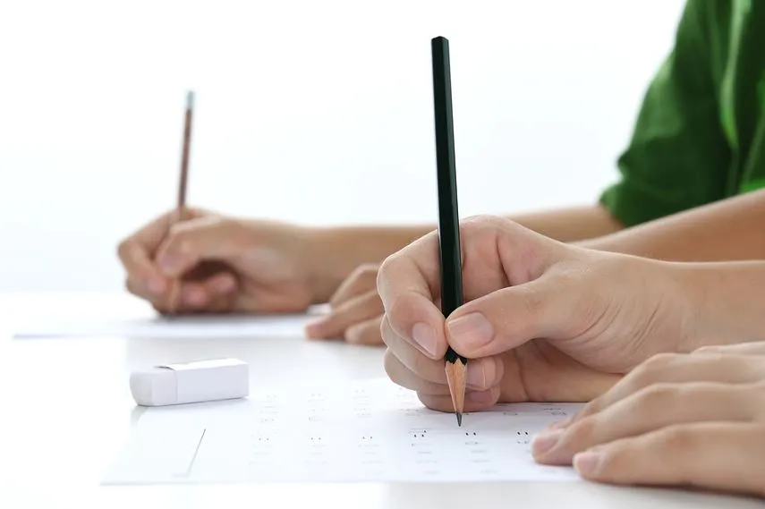 学校・塾で勉強する子供の手元