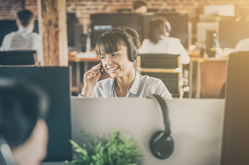 電話で連絡する女性