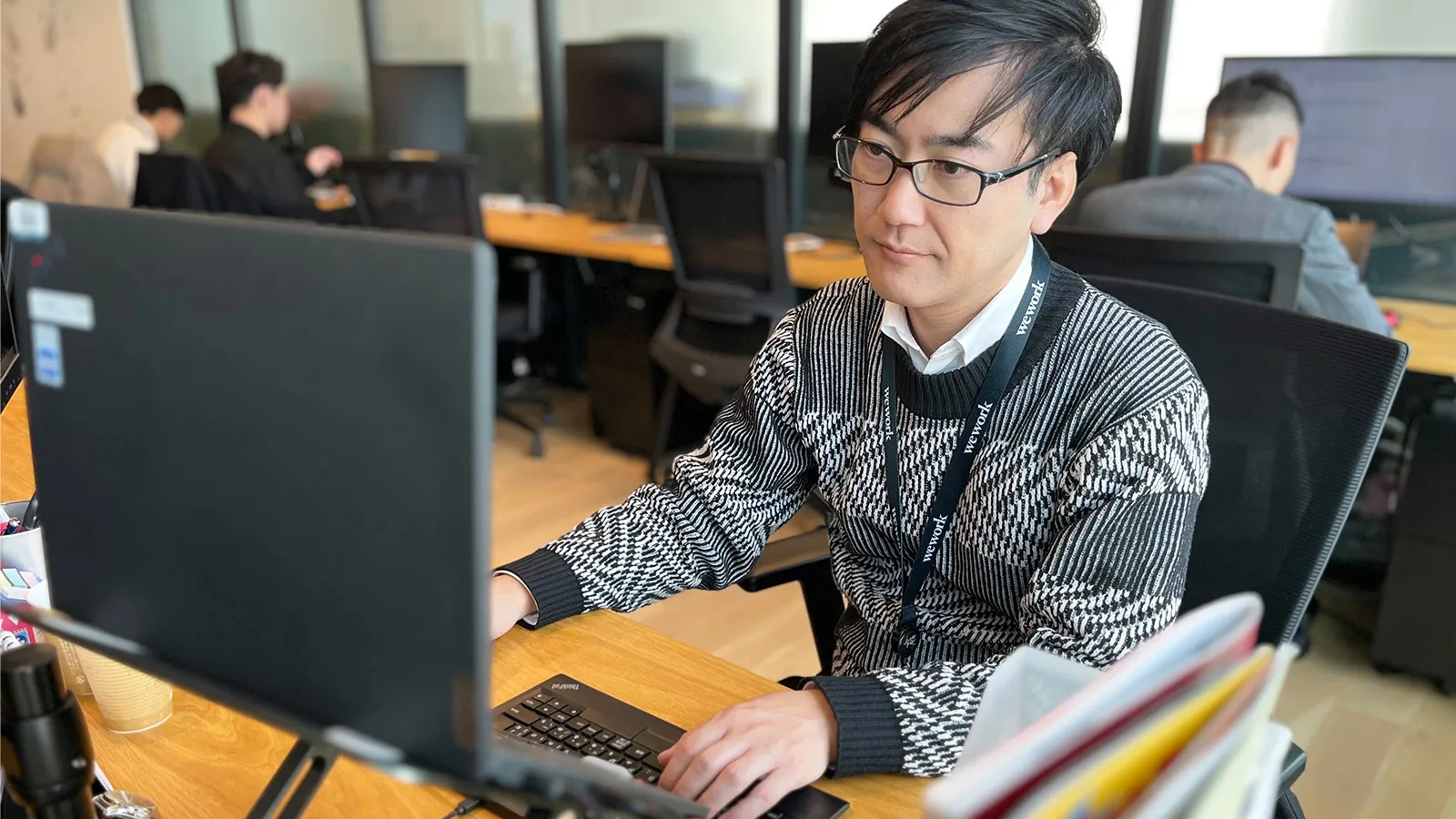 デスクで仕事中の吉野部長