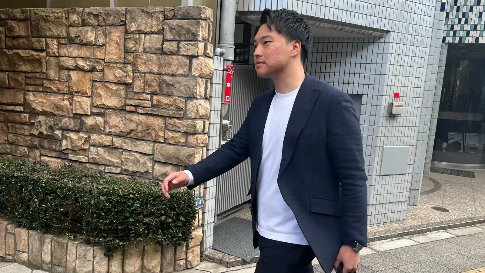 歩いている石川補佐