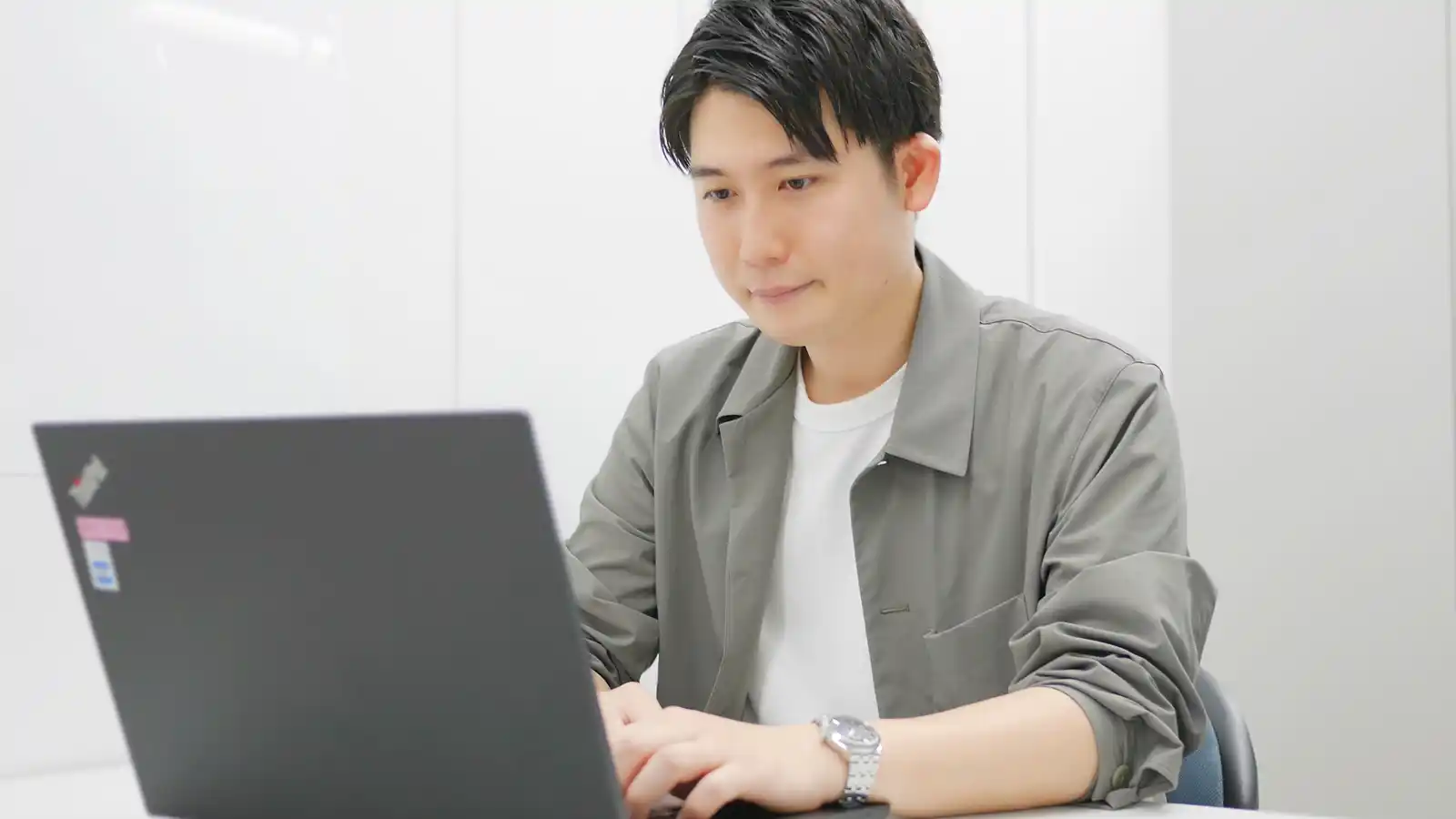デスクで仕事中の松尾課長補佐