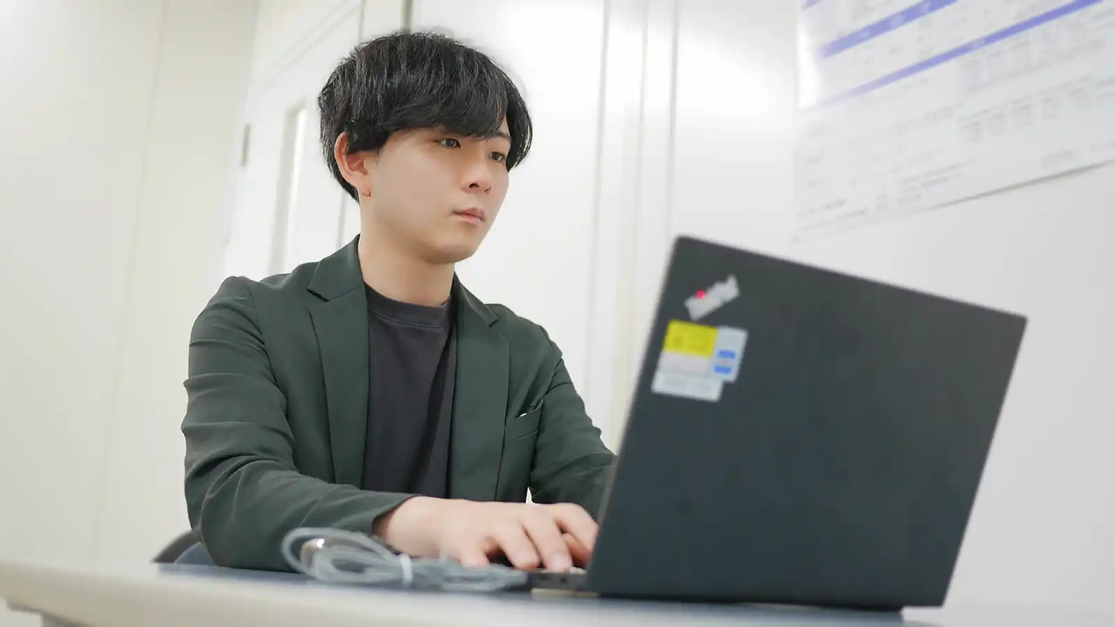 デスクに向かって仕事をする三木さん