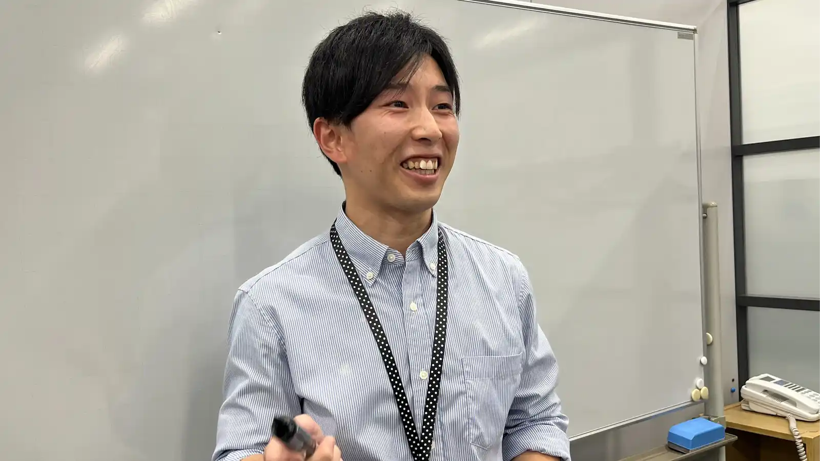 笑顔で社員たちをリードする津田さん