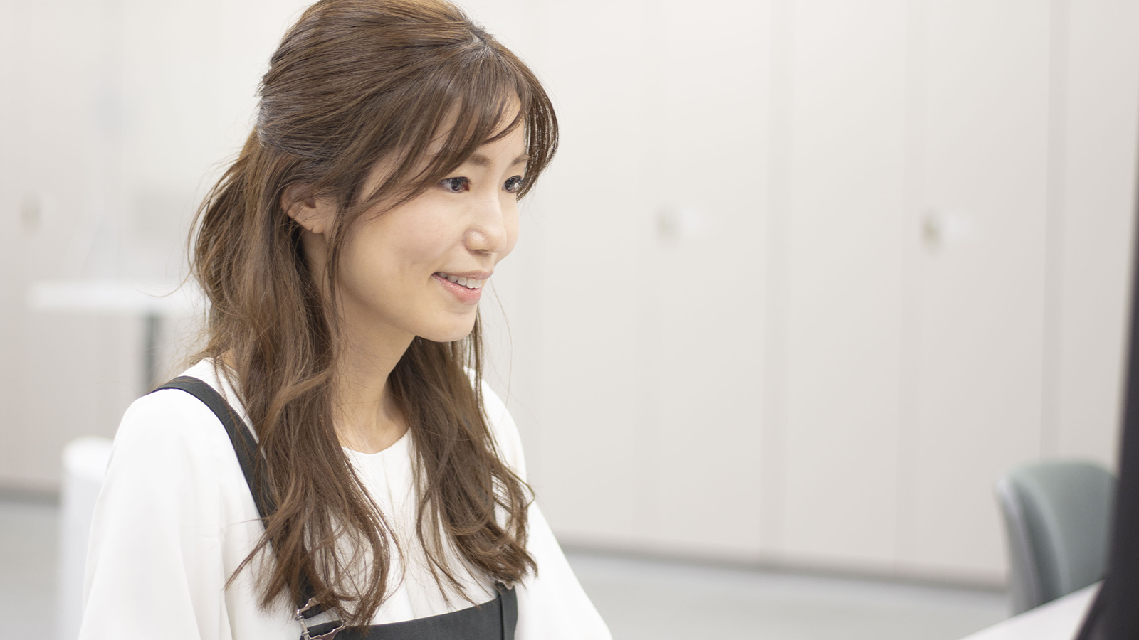 デスクに向かう山元さん