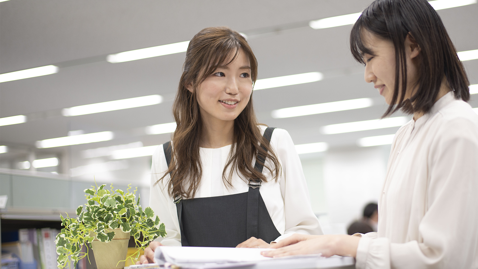 部内で会話をする山元さん