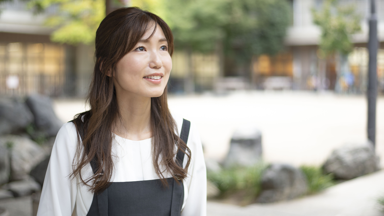 部内で会話をする山元さん