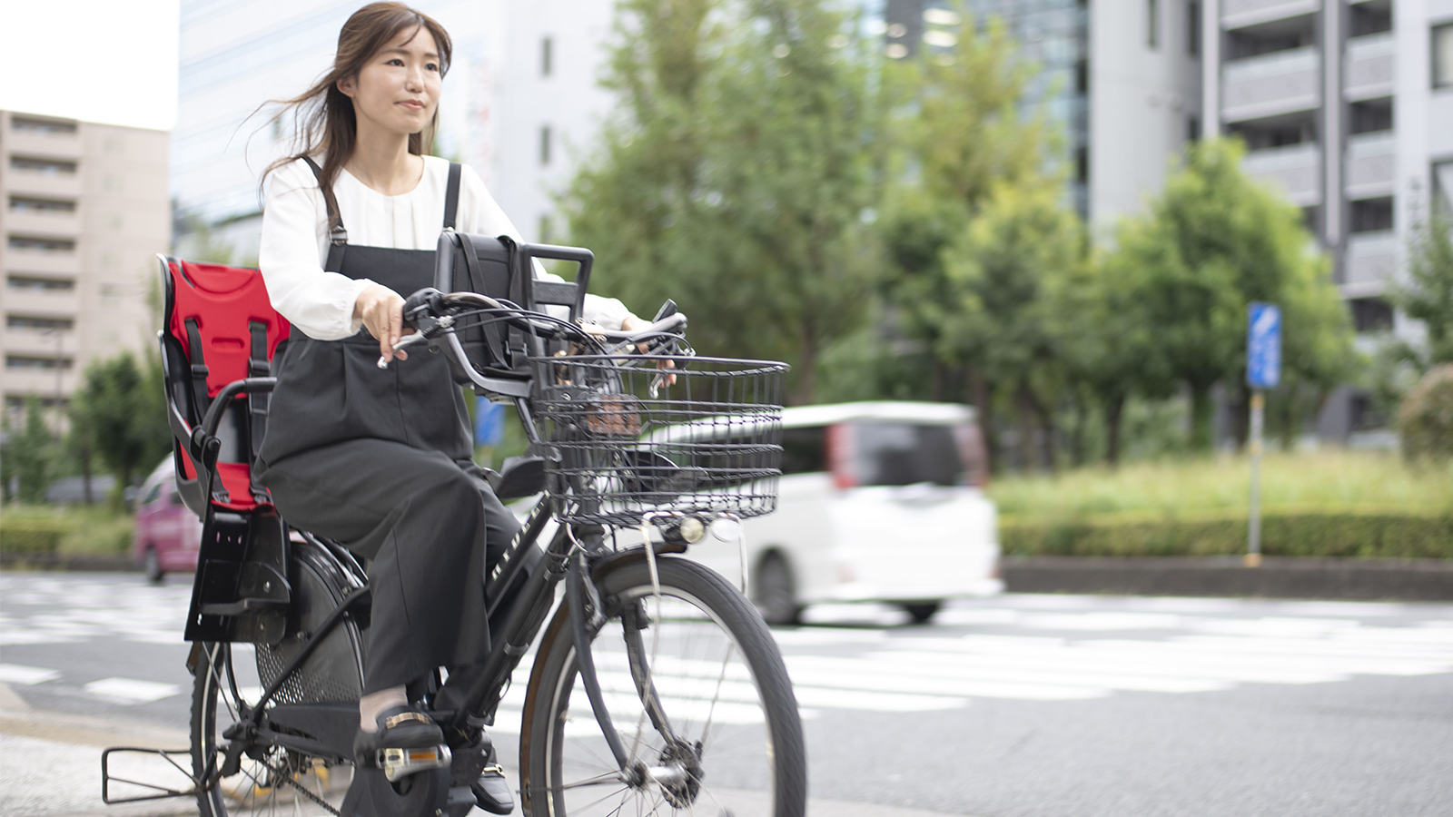 自転車に乗る山元さん