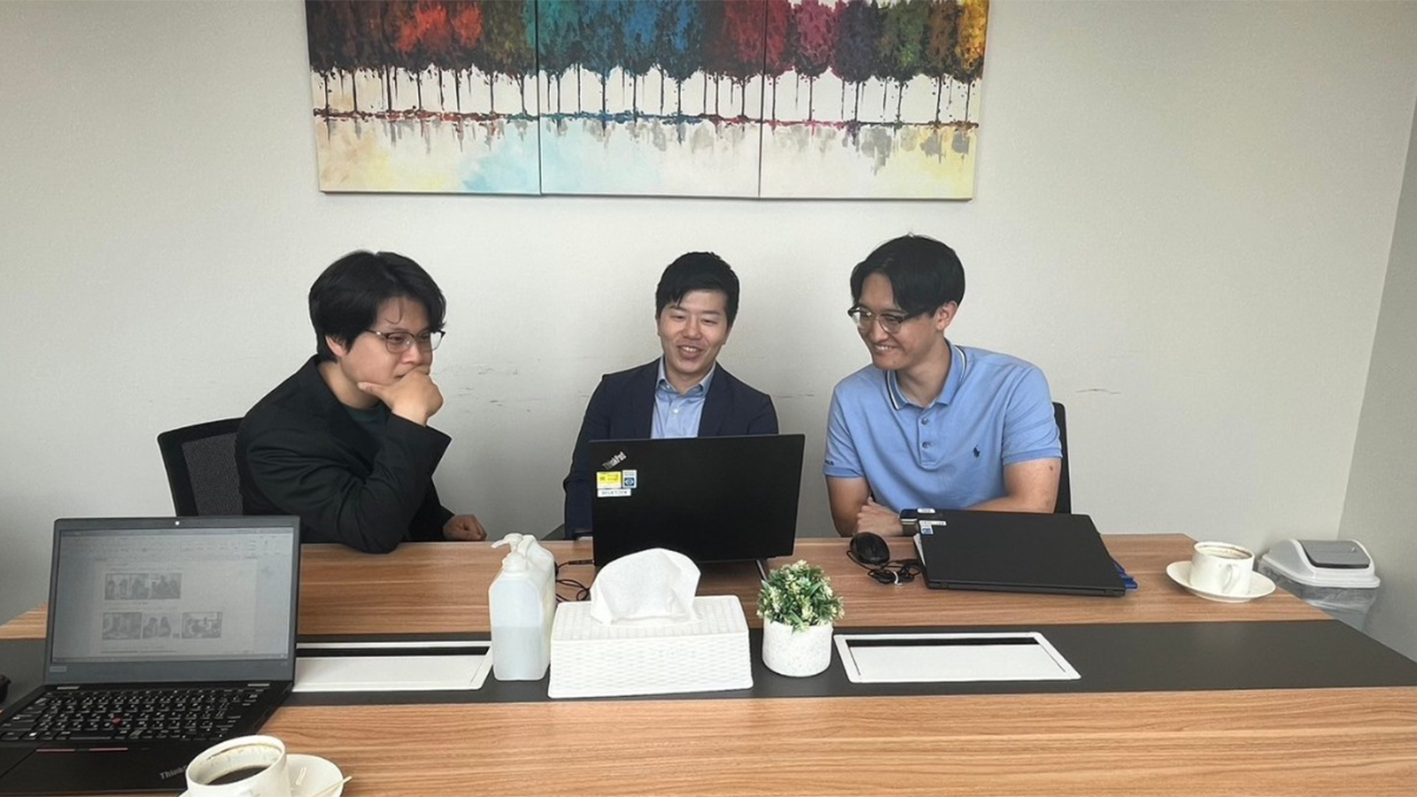 画面を見ながら会話をする上谷課長