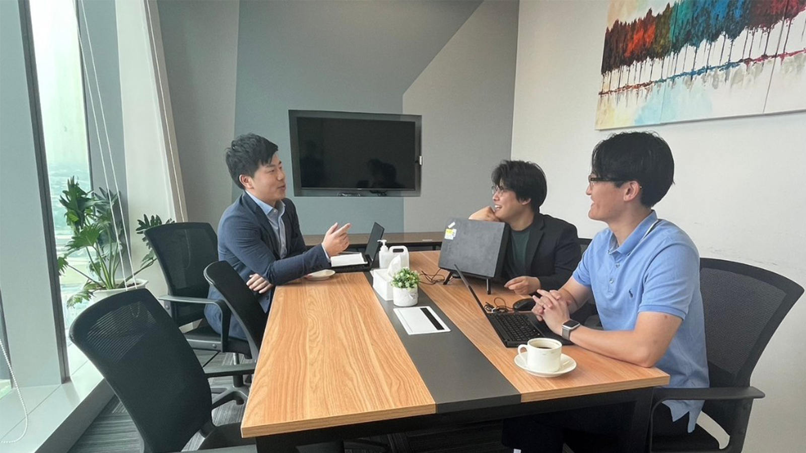ミーティング中の上谷課長