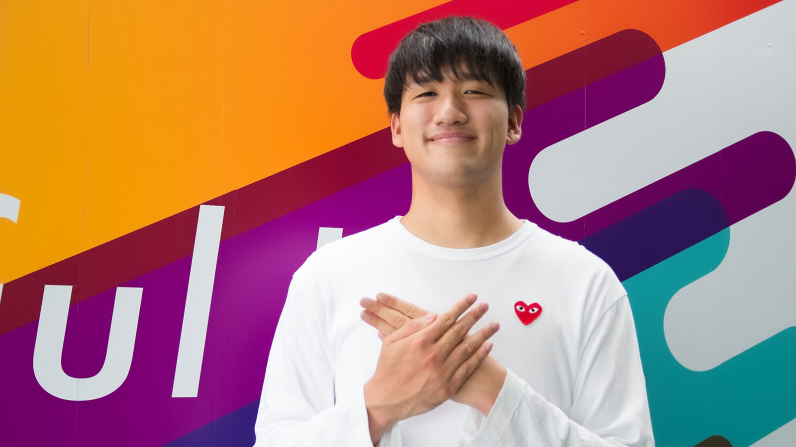 ポーズを取る小倉さん