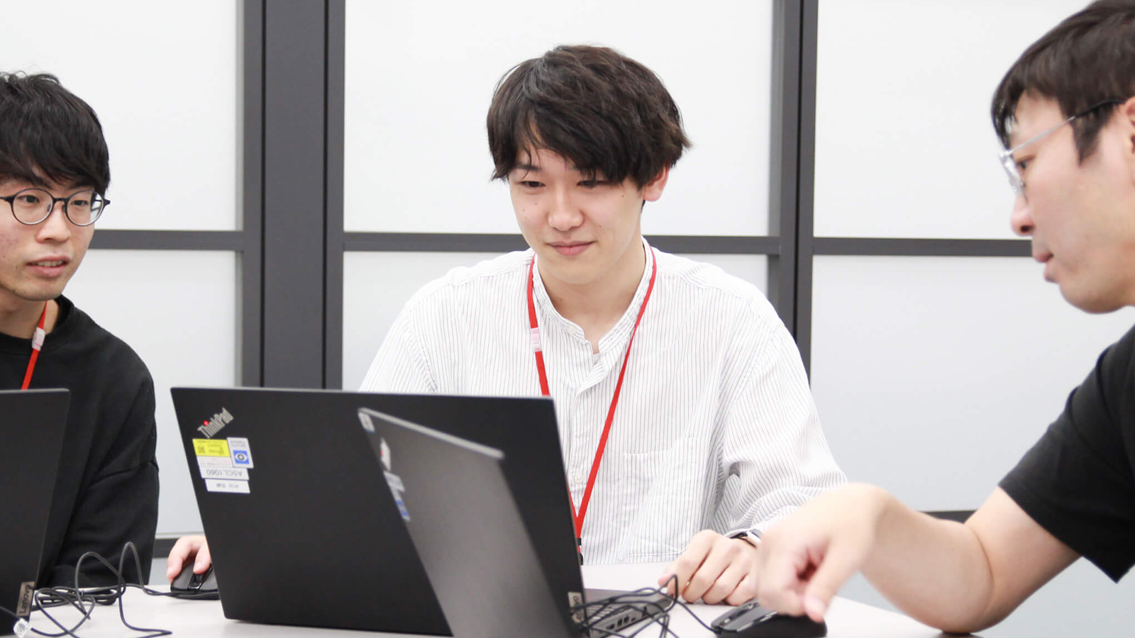 部内で会話をする村田さん