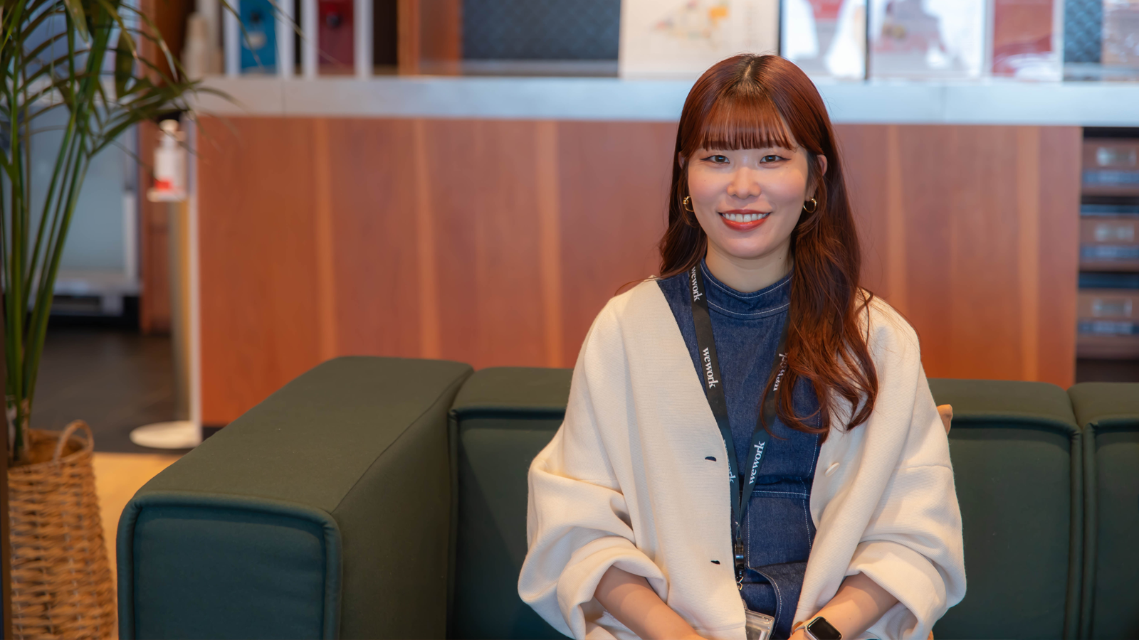 ソファーに座る木村さん