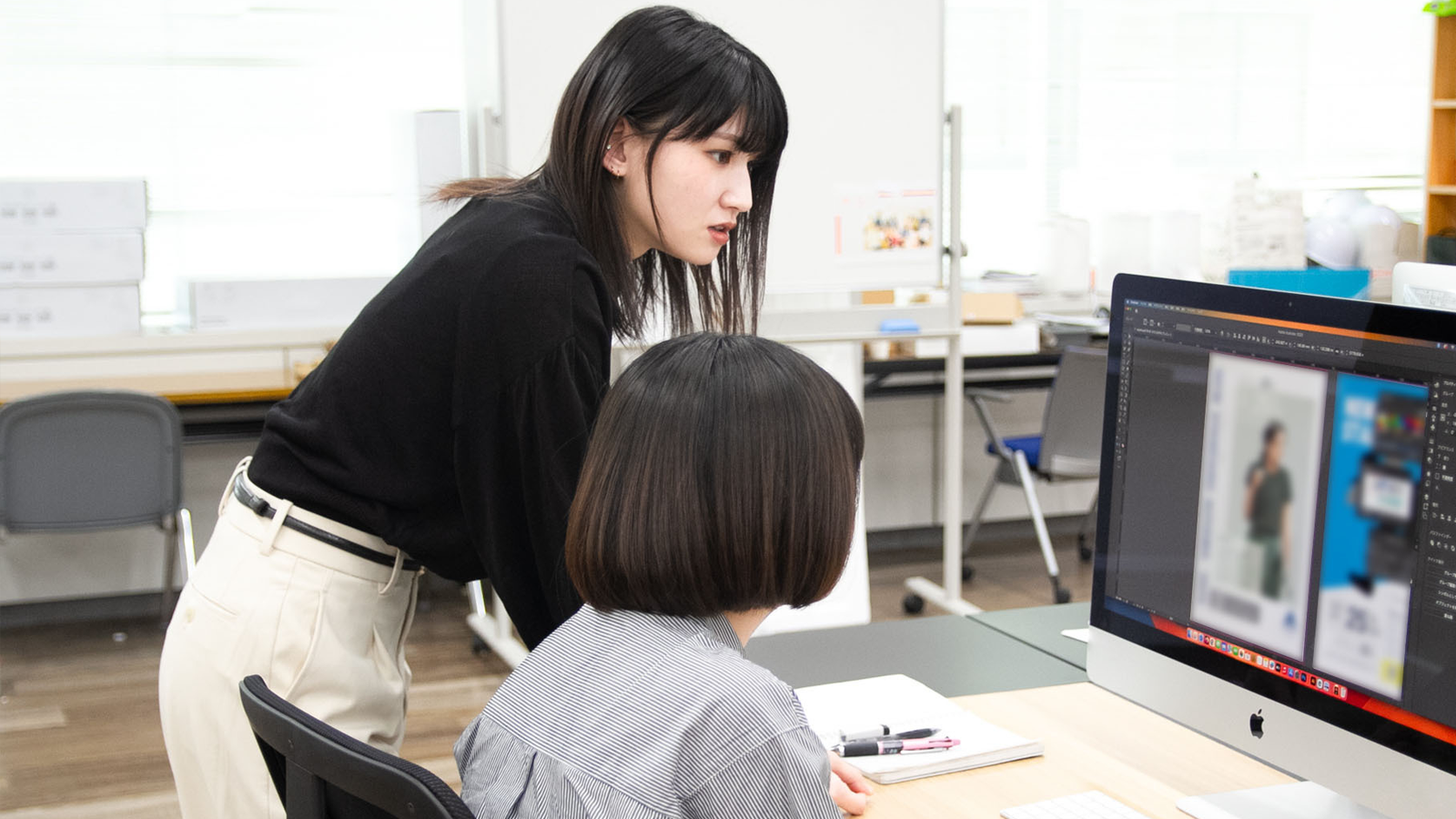 部署の人に話しかける若手デザイナー