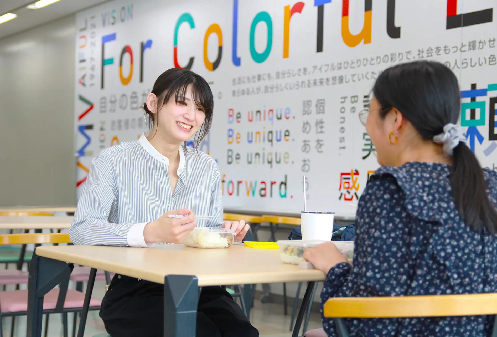 食事中の若手デザイナー