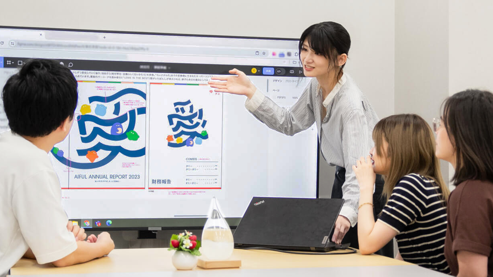 投影資料を説明する若手デザイナー