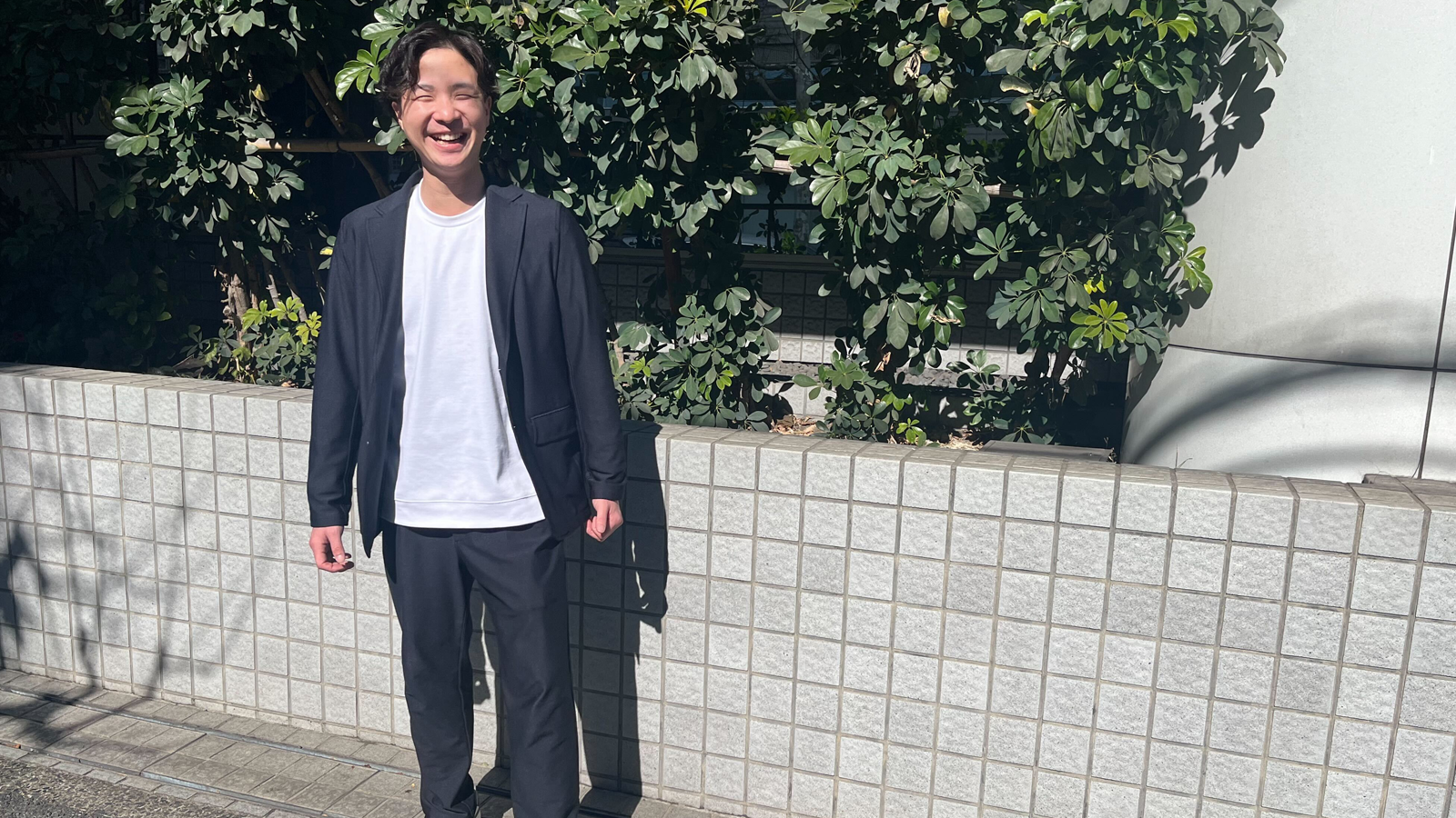 笑顔でこちらを見つめる熊本さん