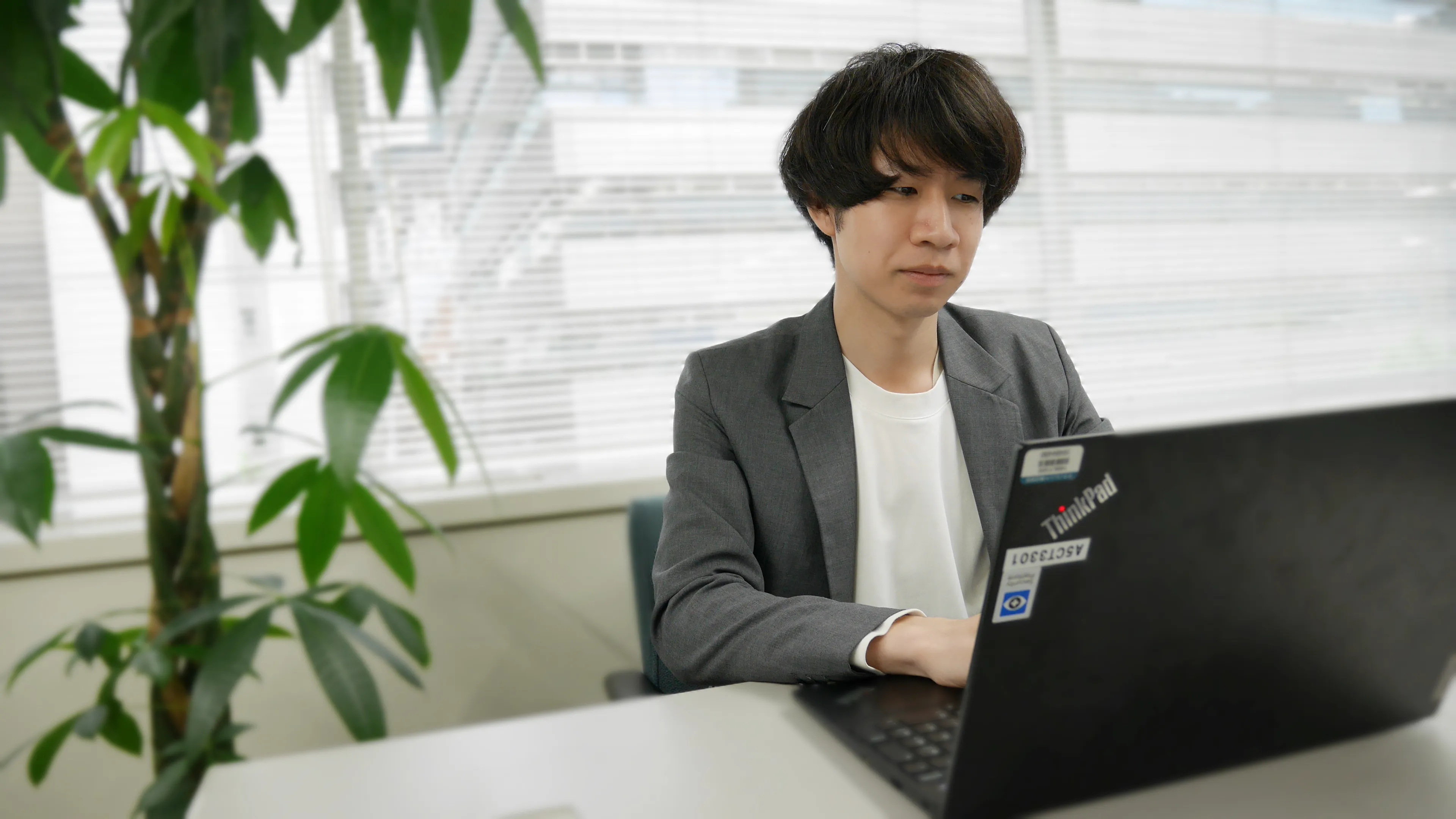 パソコンを操作するKさん