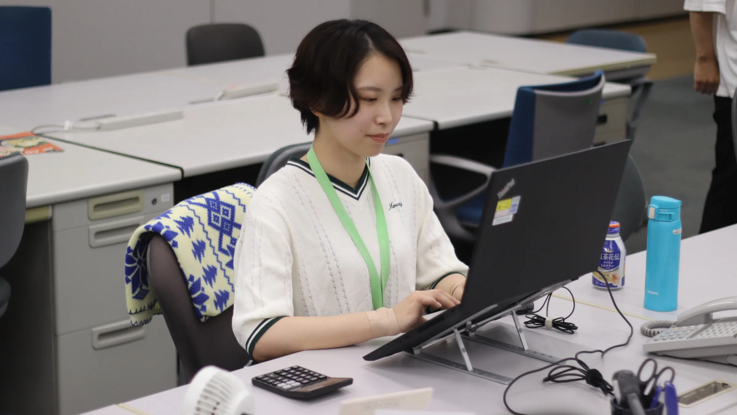 パソコンを操作する中尾さん