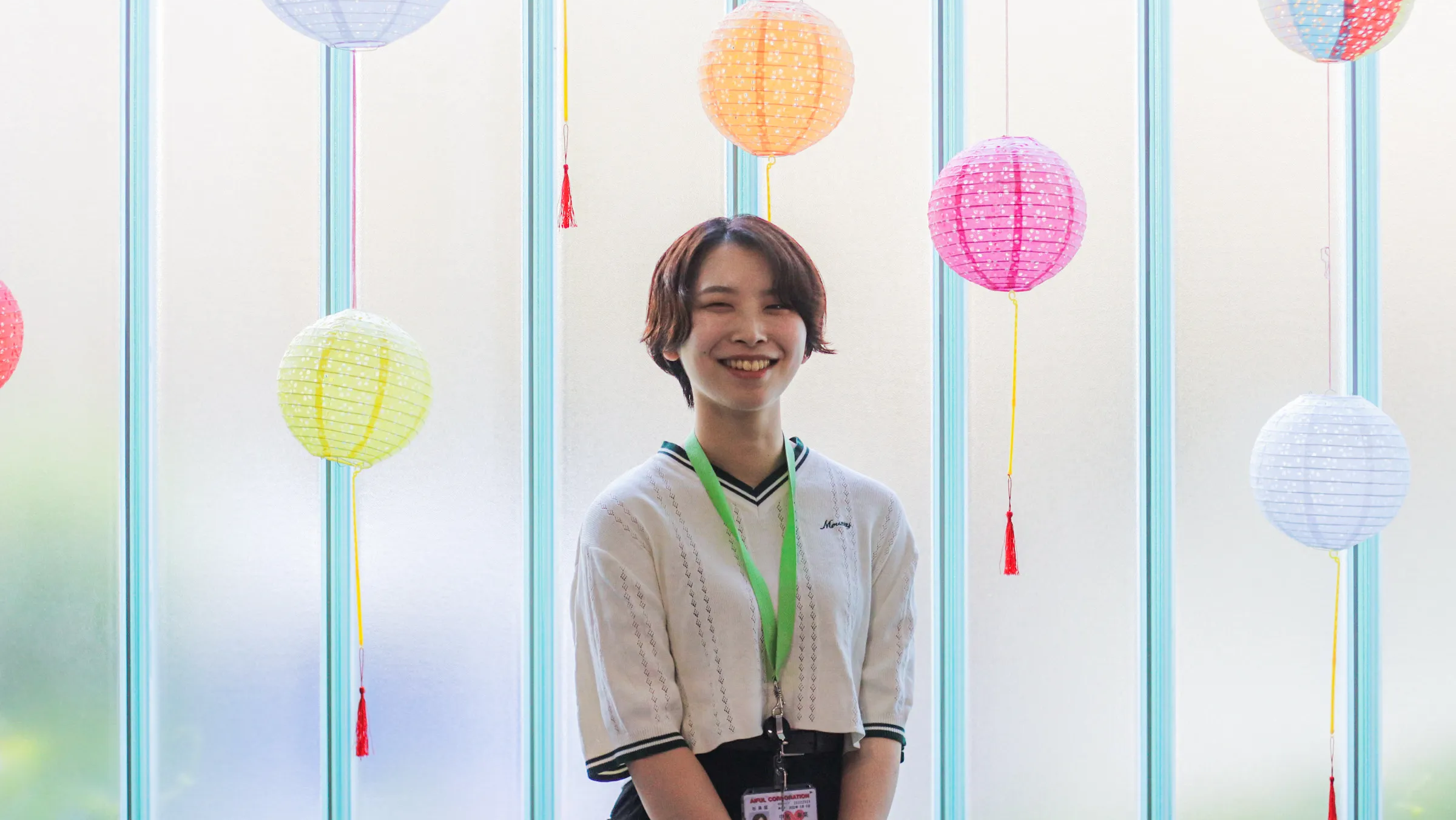 笑顔でこちらを見つめる中尾さん