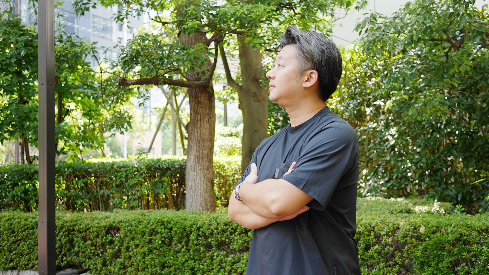 遠くを見つめる吾郷さん