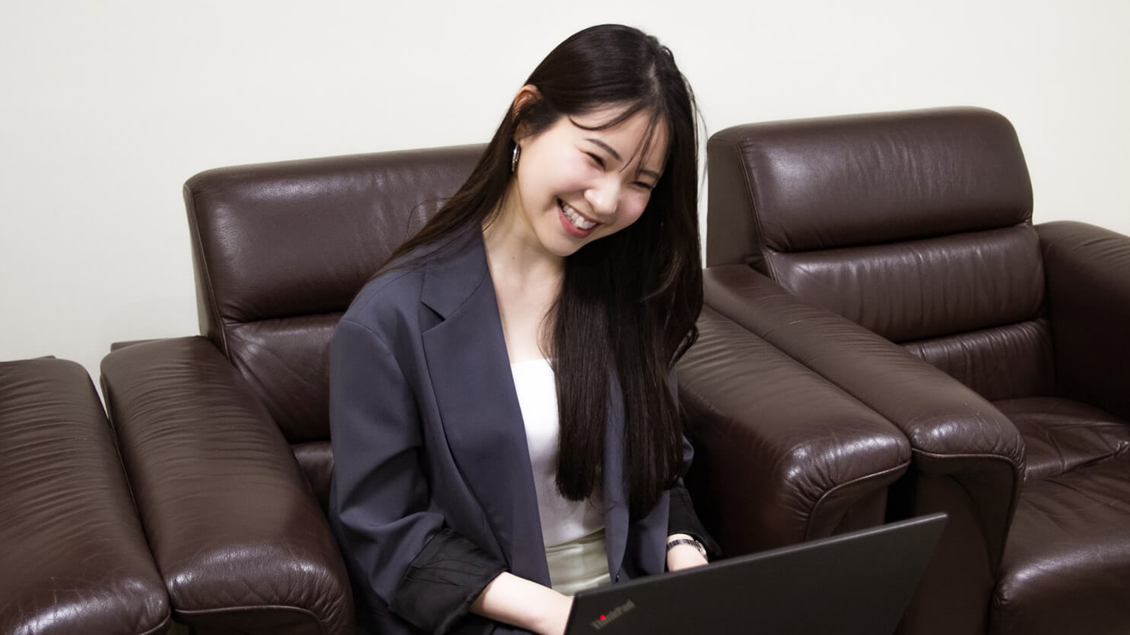 PCで作業をするMさん