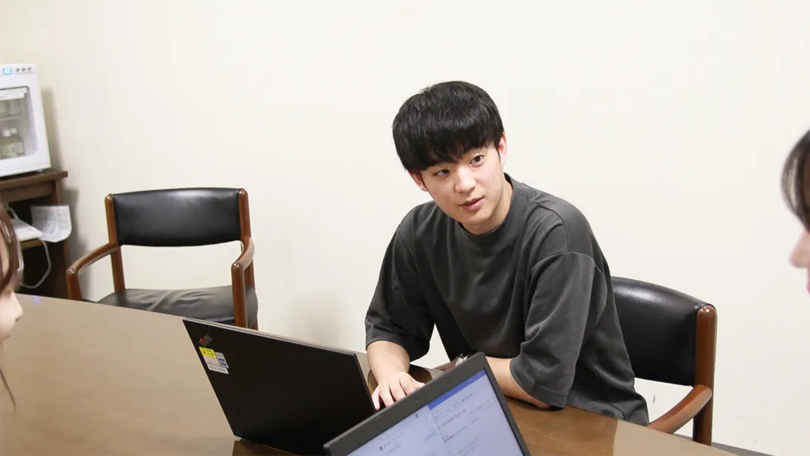 部内でMTG中のOさん