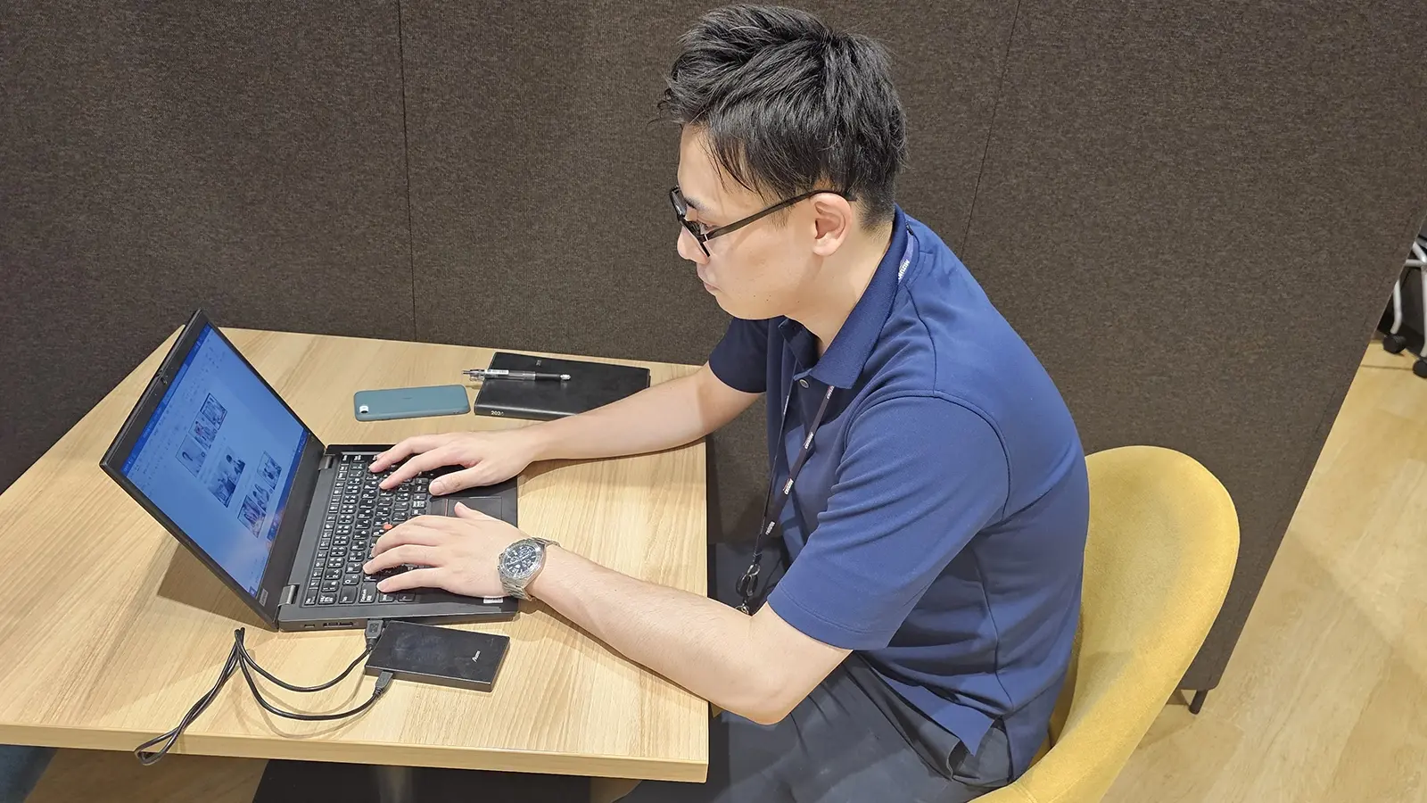 PCで作業をしている松田さん