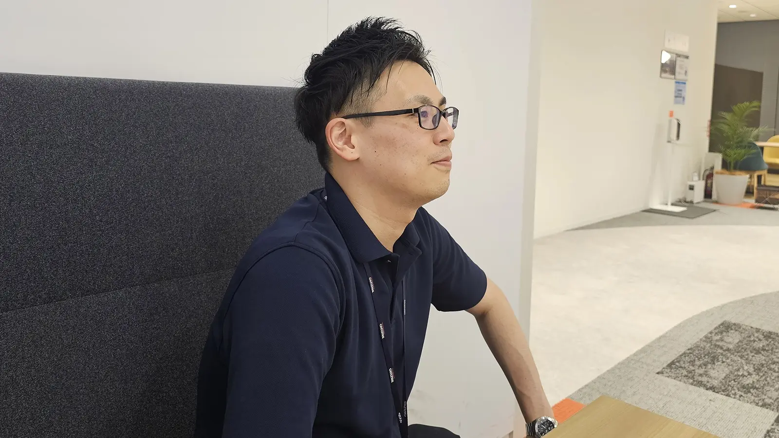 遠くを眺める松田さん