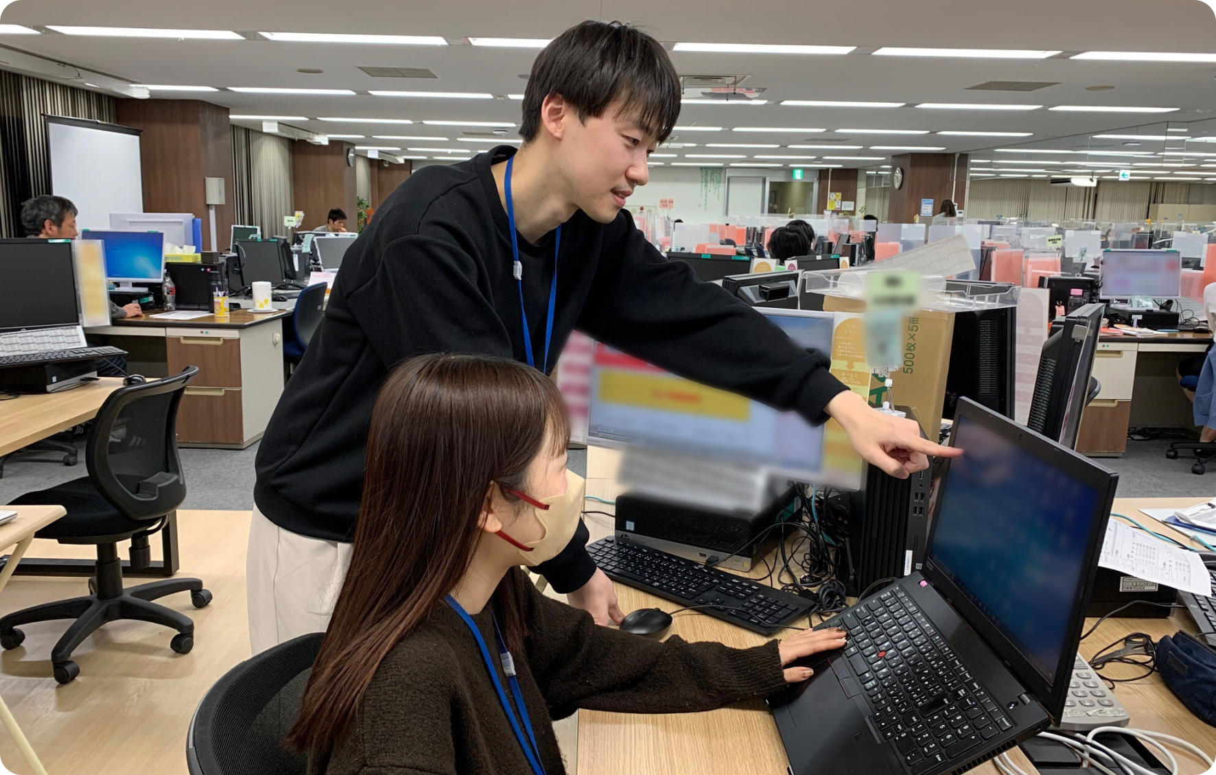 モニターを見つめる社員2名